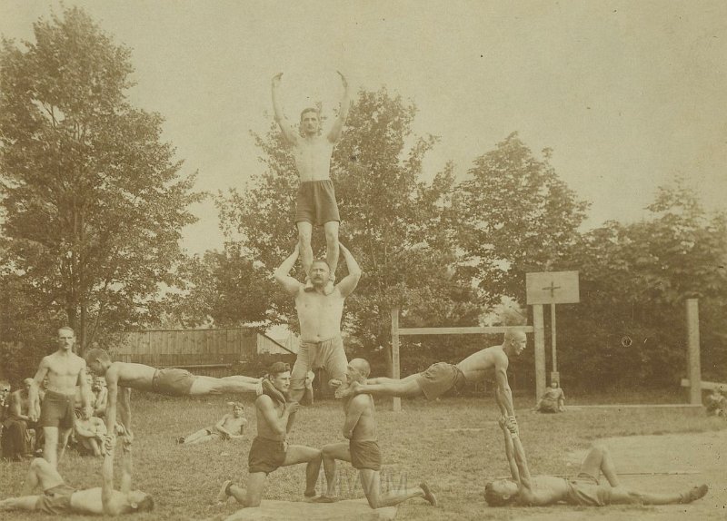 KKE 5346.jpg - Fot. Klub Sportowy „Sokół”. Od lewej klęczy: pierwszy Franciszek Lorek (ur. 1894 r.) z kolegami, Lwów, lata 30-te XX wieku